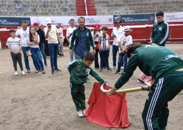 Antonio Ferrera, une master class avec les élèves de l'école de Manizales