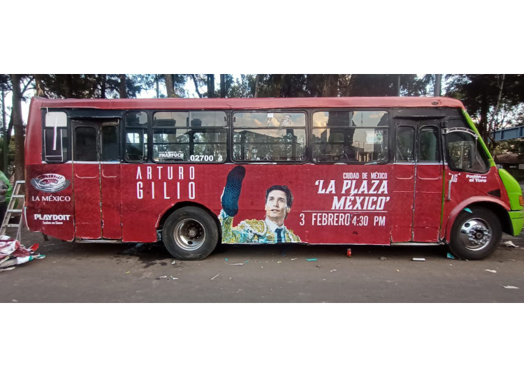 Arturo Gilio fait la promotion de son prochain grand engagement dans les bus de Mexico
