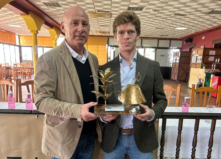 Borja Jiménez remporte le premier prix « Golden Tobacco »