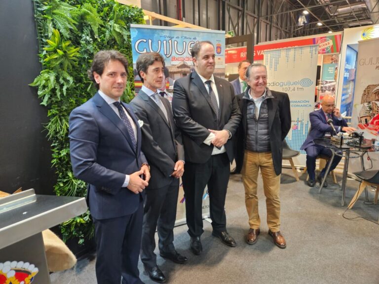 Capea est enfermé avec six taureaux lors de ses adieux aux arènes de Guijuelo