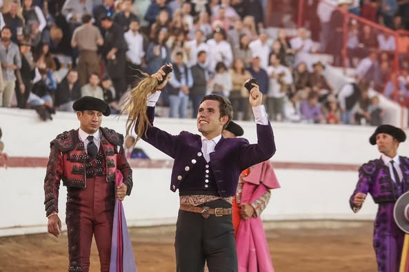 Guillermo Hermoso de Mendoza et Uriel Moreno 'El Zapata', sur les épaules lors de la dernière corrida de l'année à San Miguel de Allende