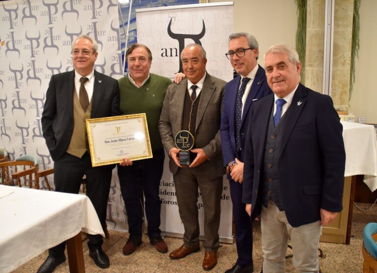 Jesús Hijosa, maire de Villaseca de la Sagra, récompensé lors de la première édition des « Prix Marcelino Moronta »