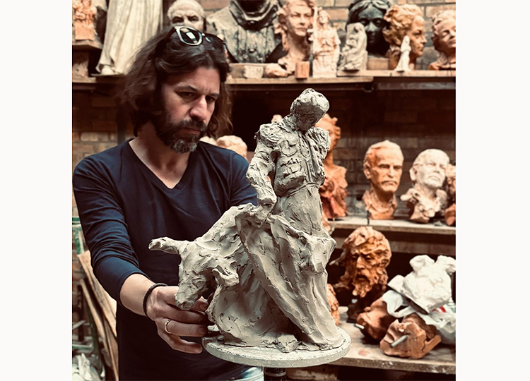 Le sculpteur Martín Lagares, auteur du trophée du vainqueur de La Puebla del Río