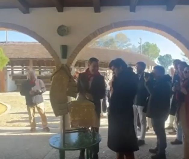 Morante de la Puebla donne un costume léger à Juanma Moreno