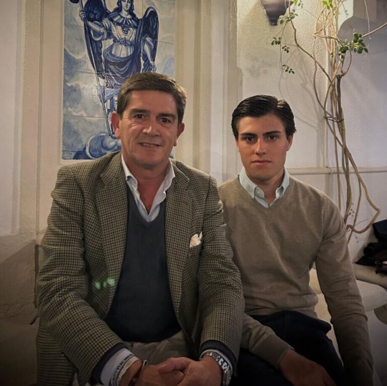 Santi Ellauri signe la promesse de Cordoue Fuentes Bocanegra