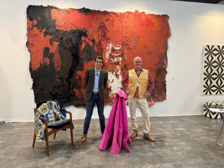 Calita et l'artiste Randy Shull se trouvent à Zⓢonamaco devant la peinture «Fight or Fly»