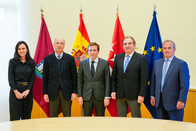 Le maire de Madrid rencontre des membres de la directive de l'Union royale des constructeurs de taureaux de Lidia