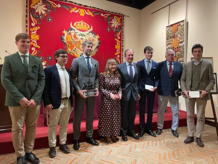 Manuel Escribano et notre compagnon Sandra Carbonero, décernés par Aula Taurina de Sevilla