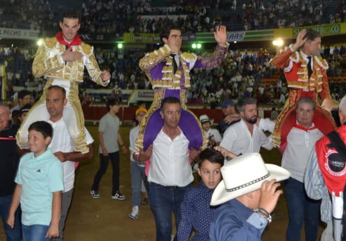 Manuel Escribano, qui pardonne un taureau, Fernando Adrián et Jesús Enrique Colombo, sur les épaules dans une fermeture triomphale de la foire de San Cristóbal