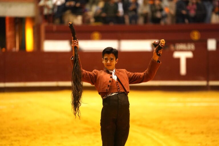 Marco Pérez, qui coupe une queue, et Ismael Martín, grands protagonistes du festival de bienfaisance de la flèche