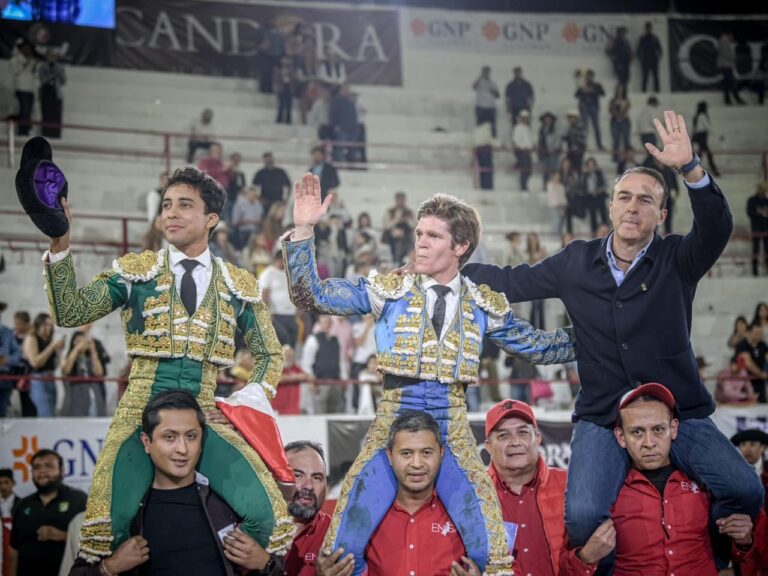 Rotundo Borja Jiménez, sur les épaules à côté de Leo Valadez avec une grande course de De La Mora à León