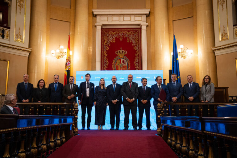 Albert Serra et la Royal Union of Lidia Bull Breeders collectent au Sénat le National Touromaquia Award 2024