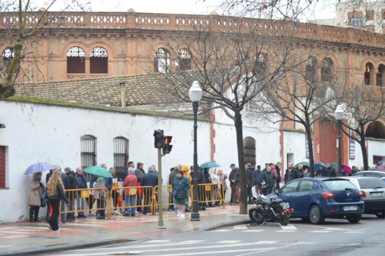 Attente à Castellón malgré la pluie dans l'ouverture des billetteries pour la Magdalena