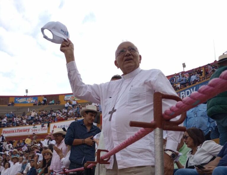 Cardinal Baltazar Porras Cardozo, un fan de luxe dans le premier du carnaval de taureaux