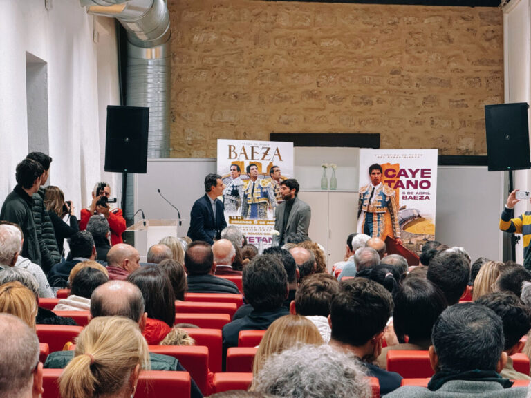 Cayetano remplit Baeza dans un acte massif avec les fans et les médias