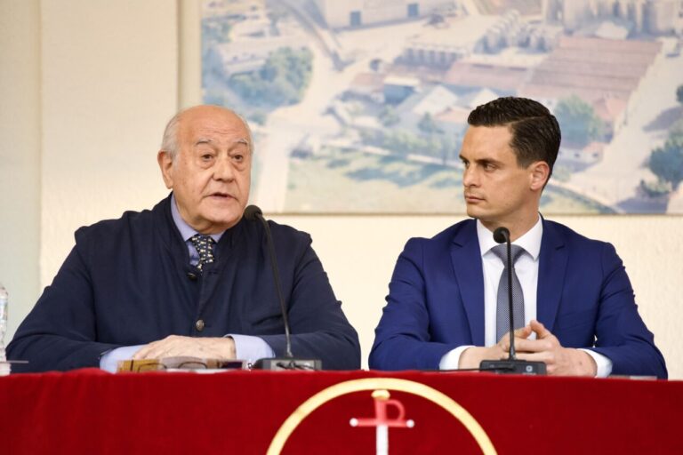 Foule main dans la main entre Ramón Valencia et David Galván à Tarazona de la Mancha