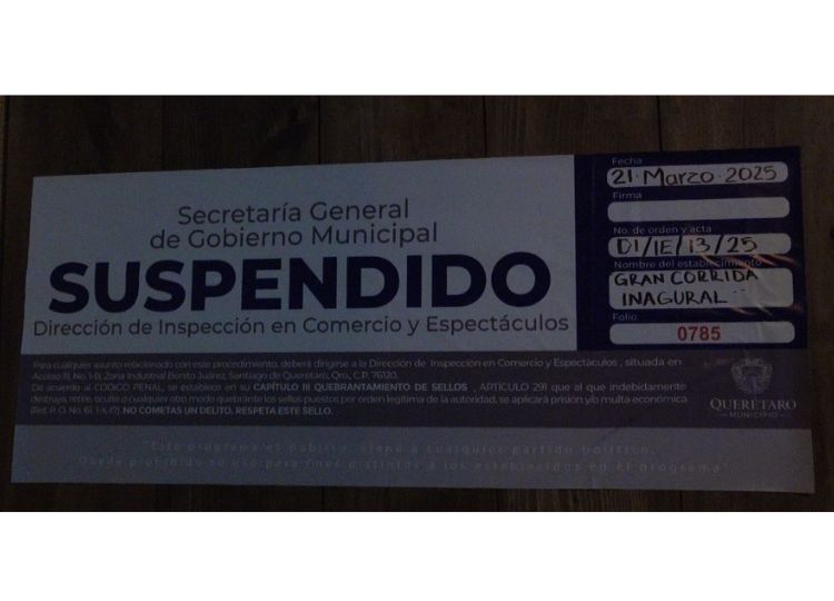 Le moment où les autorités suspend la corrida à Querétaro