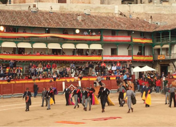 Les chiffres de taureaux à Chinchón lors d'un festival extraordinaire le 30 mars