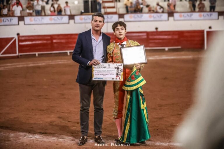Alonso Mateos pardonnez un pilotage de Guadiana dans la réunion mondiale des écoles de taurelle d'Aguascalientes