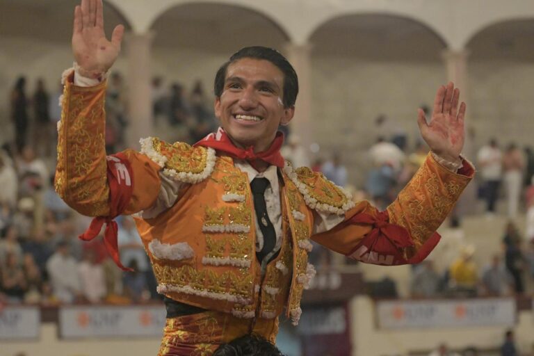 César Ruiz, trois oreilles, met la main à Bruno Aloi à San Marcos