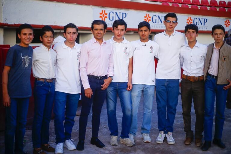 Joselito Adame visite la jeunesse de l'Aguasalientes Bullfight Academy: «Il est temps de se battre pour la corrida»