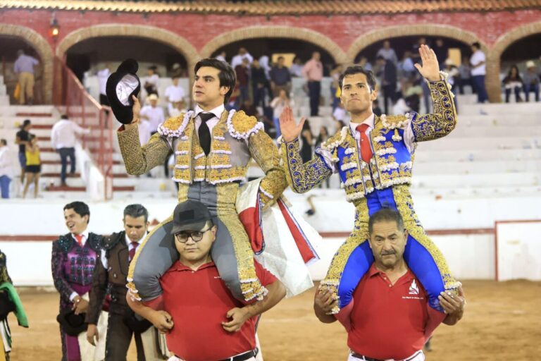 Le courage de Colombo, sur les épaules avec Francisco Martínez à San Miguel de Allende