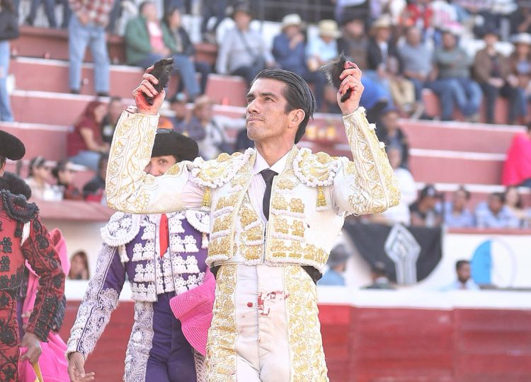 Rotunda APRÈS-APRÈS de «Calita» à Texcoco: deux oreilles et pardonner un grand lot du bétail de Julián Hamdan