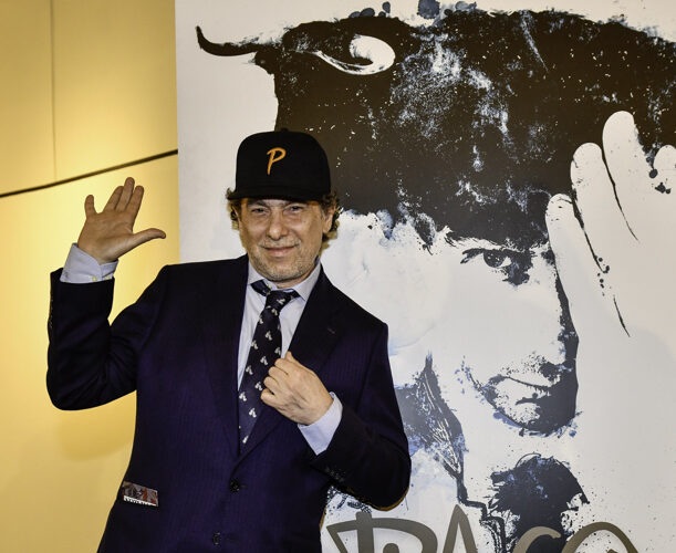 Andrés Calamaro et un taureau déplacé avant la censure de la corrida