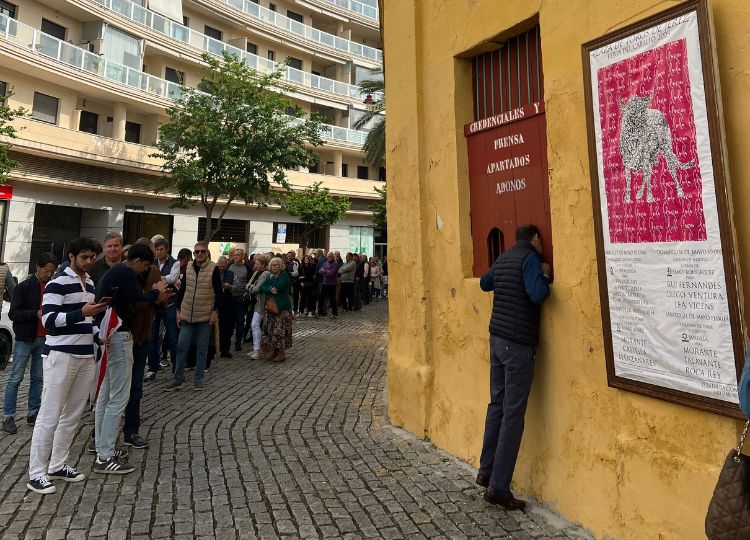 Bonne ambiance le premier jour de vente de billets en vrac à Jerez