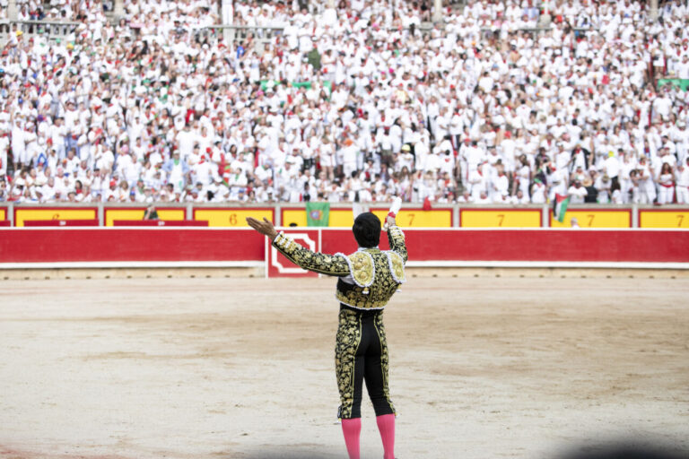 Figures et gagnants: Pampelune ferme une grande foire de San Fermín (affiches non officielles)