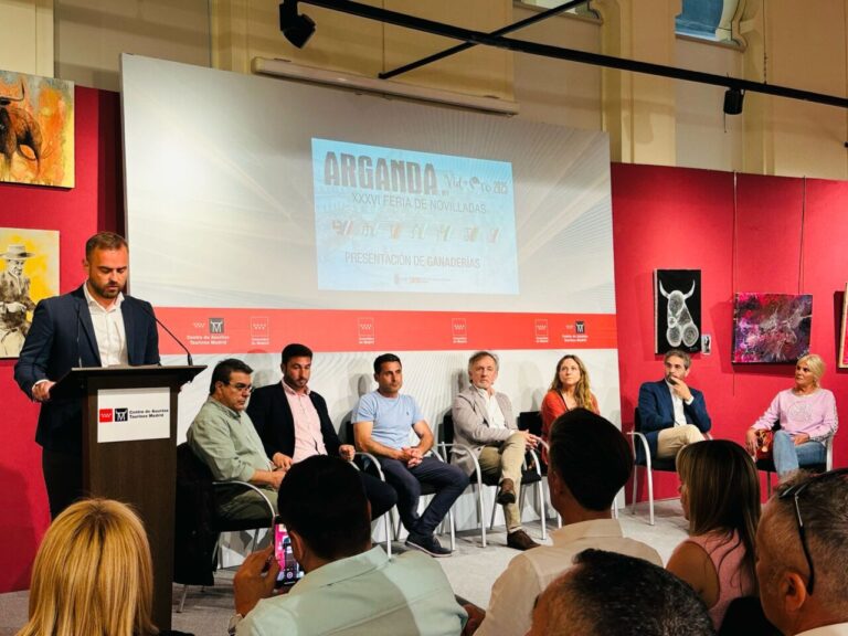 Présentation massive dans les ventes du bétail de la foire d'Arganda