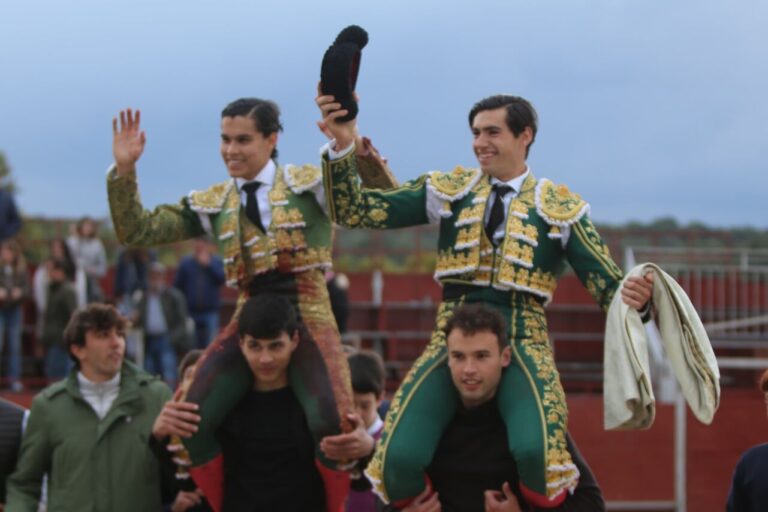 Quatre oreilles Félix San Román, sur les épaules avec la personnalité de Rafael de la Cueva à Navalagamella