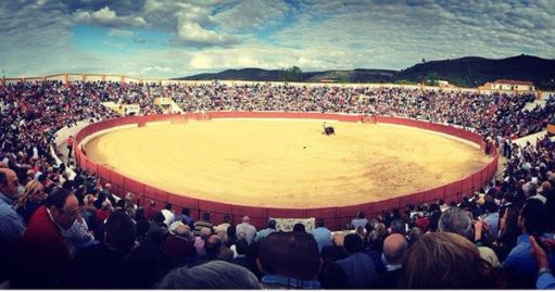 Une course Adolfo Martín avec trois jeunes taureaux, axe de la foire de Santisteban del Puerto