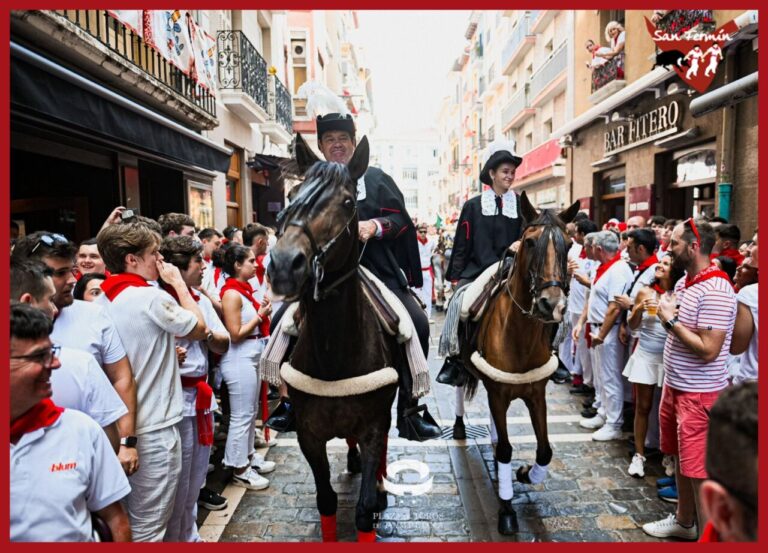 'Knights in Plaza': un défilé de la tradition et de la musique comme prélude à la corrida à Pampelune