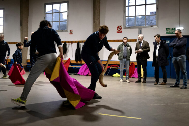Jorge Azcón, président d'Aragon, soutient le travail de l'École Mar de Nubes