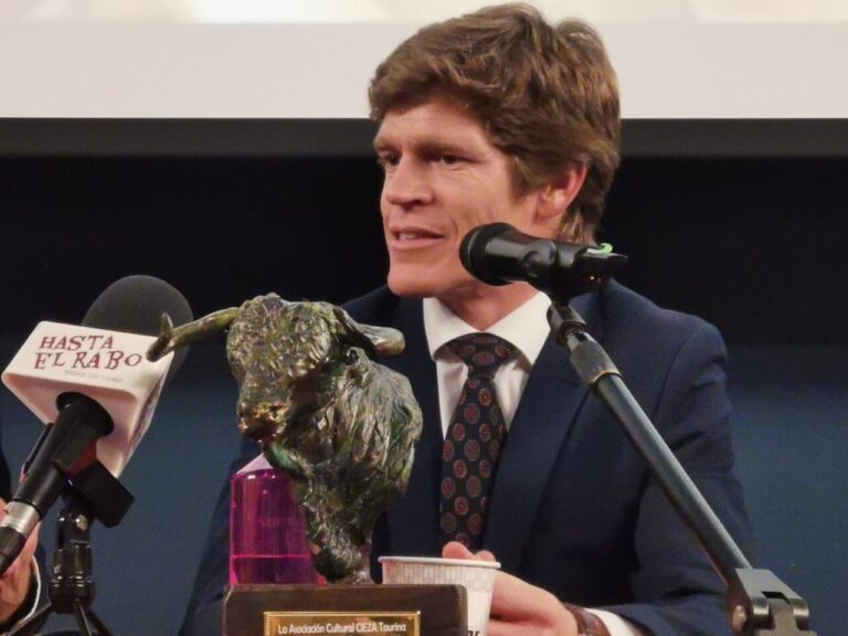 Borja Jiménez reçoit le prix de vainqueur de la Foire de Cieza