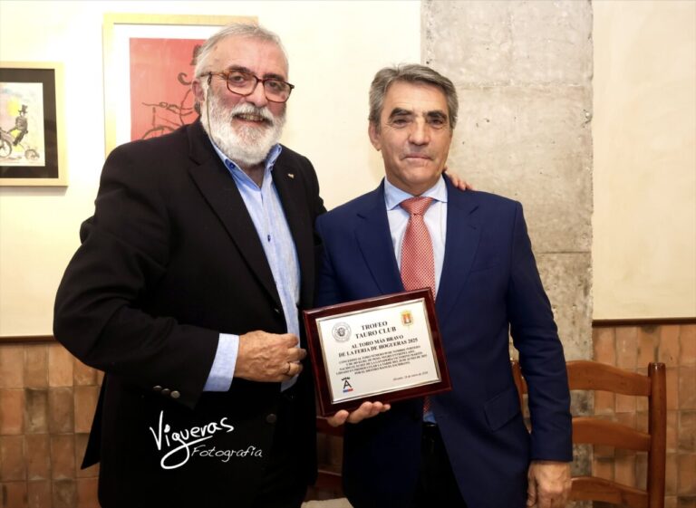 Victorino reçoit le Trophée Tauro Club du taureau le plus courageux d'Alicante