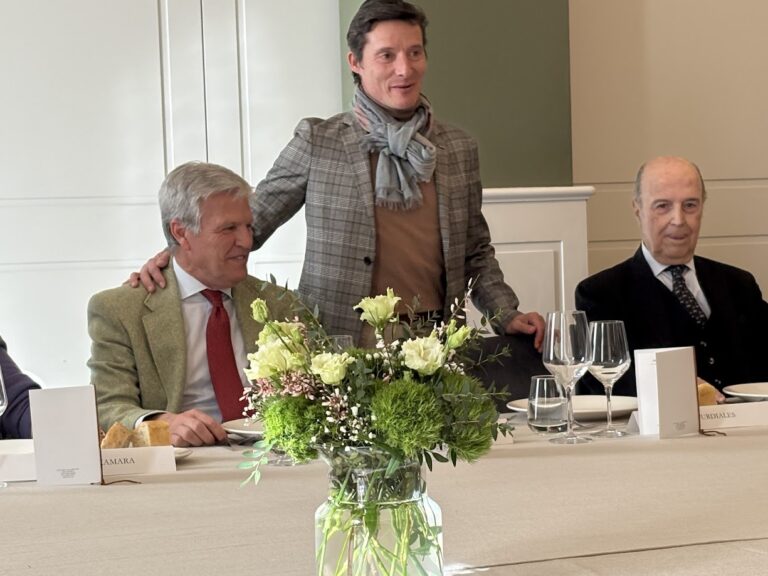 Diego Urdiales, à l'Espartaco Tertulia de l'Hôtel Colón de Séville