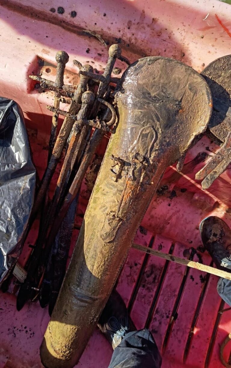 Ils trouvent la fonderie d'épées Zulueta au pied du Guadalquivir