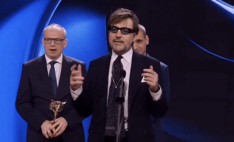 Le brillant discours d'Albert Serra après avoir remporté deux Feroz Awards : « Vous verrez que cela deviendra à la mode, les machines ne peuvent jamais être innocentes »