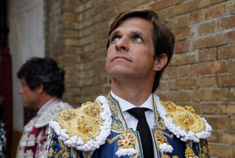 El Juli, honoré par la jeunesse taurine de Salamanque