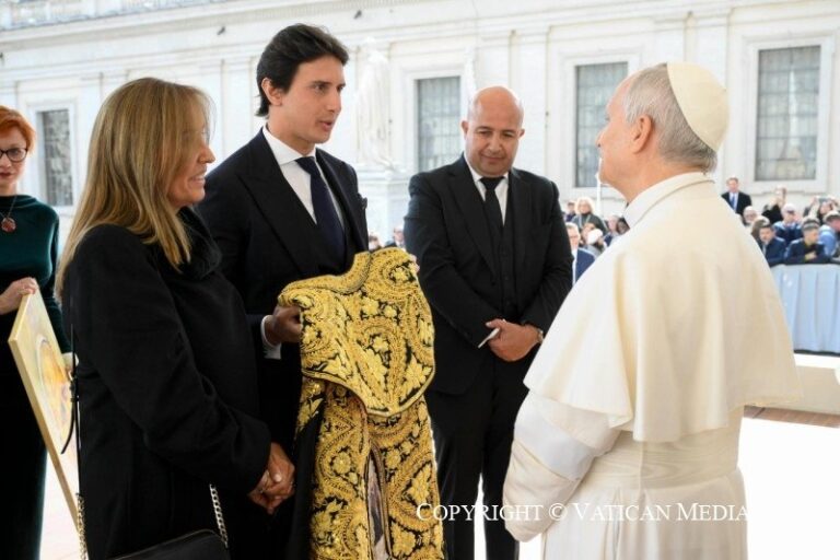 Roca Rey donne au pape Léon XIV la cape de marche du Seigneur des Miracles