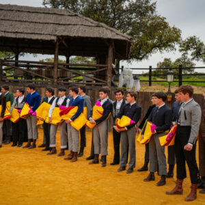 Roca Rey rassemble 50 élèves des écoles taurines d'Andalousie dans sa ferme et leur donne des capes et des béquilles