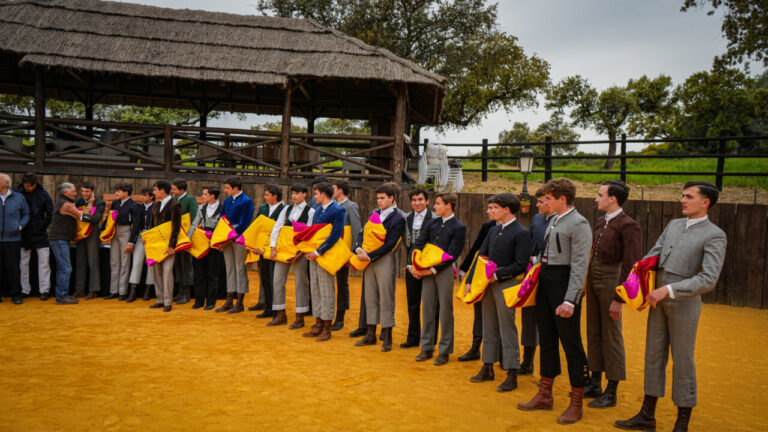 Roca Rey rassemble 50 élèves des écoles taurines d'Andalousie dans sa ferme et leur donne des capes et des béquilles


