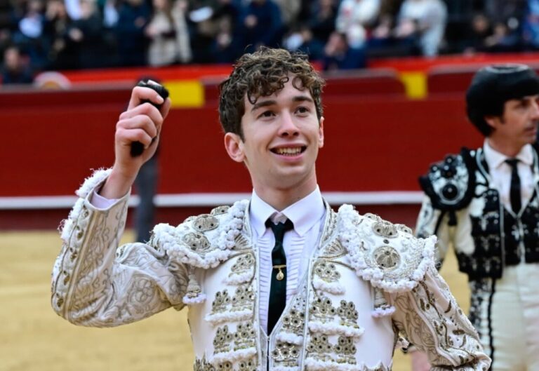 Israel Guirao marque au début des Fallas