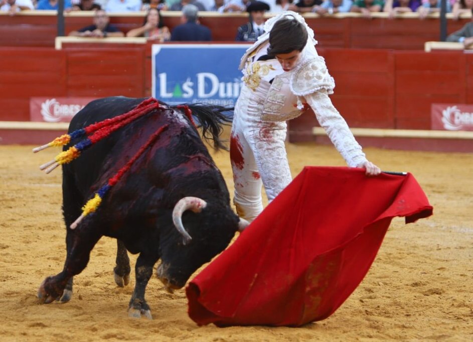 Mario Vilau a obtenu les deux oreilles et la queue d'un important bœuf de Fuente Ymbro le 19 octobre à Sanlúcar. Photo : Eva Morales.