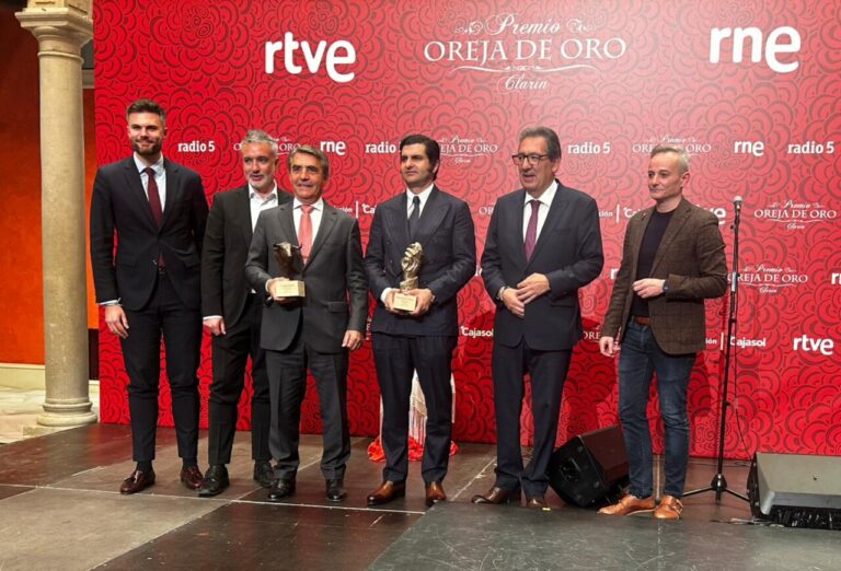 Morante et Victorino Martín reçoivent l'Oreille et le Fer d'Or de RNE