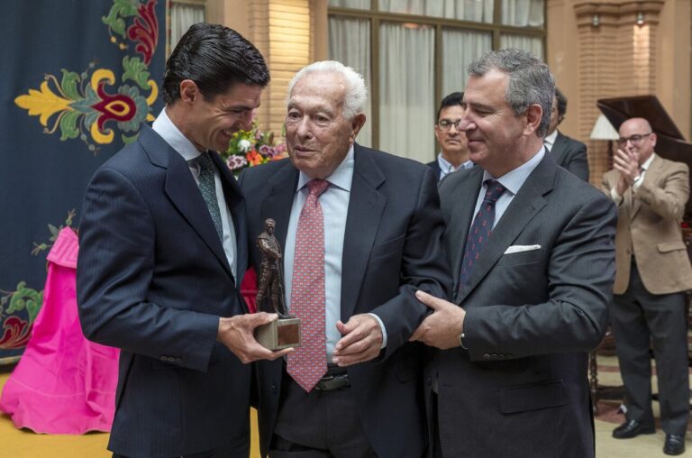 Pablo Aguado reçoit le Trophée II Curro Romero du Círculo de Labradores de Sevilla