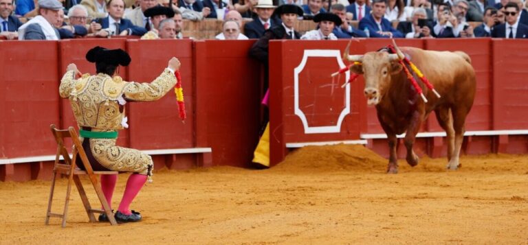 Morante fait revivre Antonio Carmona « El Gordito » dans un tiers historique de banderilles