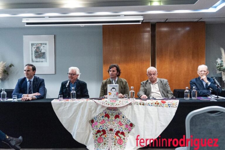 Le journaliste Santos García Catalán présente son livre sur Carlos Arruza